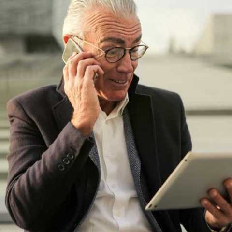 Homme autonomie smartphone ordinateur tablette